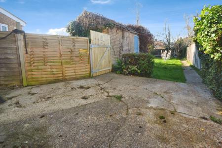 3 bedroom Semi-detached house to let in Rushams Road, Horsham, RH12