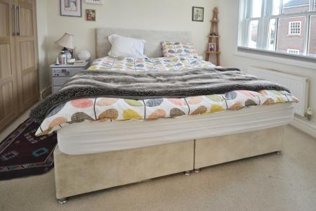 3 bedroom Town house to let in Farriers Court, Horsham, RH12