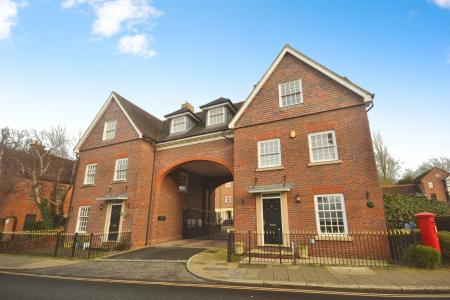 3 bedroom Town house to let in Farriers Court, Horsham, RH12