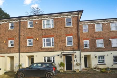 3 bedroom Town house to let in Farriers Court, Horsham, RH12