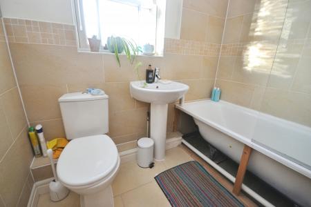 3 bedroom Town house to let in Farriers Court, Horsham, RH12