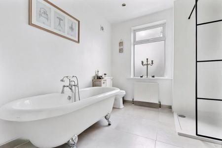 4 bedroom House to let in Leslie Park Road, Croydon - Surrey, CR0