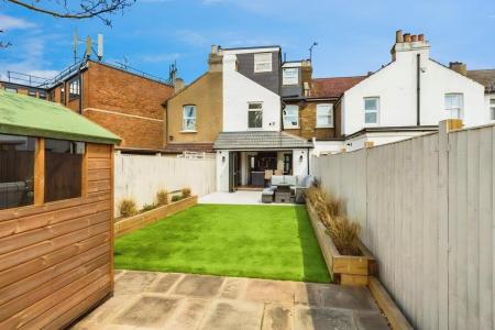 4 bedroom House to let in Leslie Park Road, Croydon - Surrey, CR0