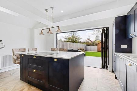 4 bedroom House to let in Leslie Park Road, Croydon - Surrey, CR0