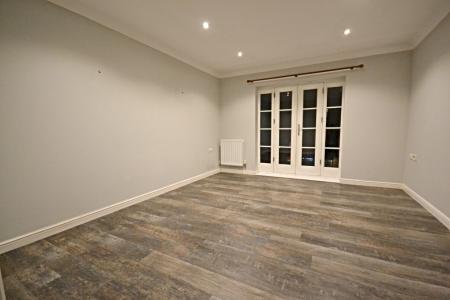 2 bedroom Flat to let in Granary Close, Horsham, RH12