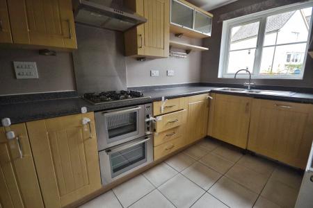 3 bedroom Semi-detached house to let in Deer Way, Horsham, RH12
