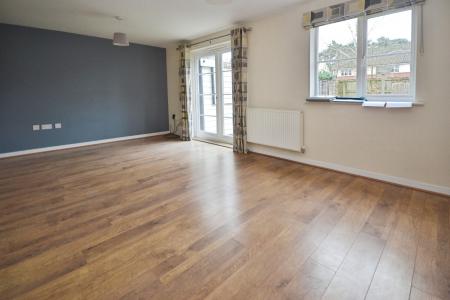 3 bedroom Semi-detached house to let in Deer Way, Horsham, RH12