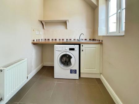 4 bedroom Semi-detached house to let in Ferncroft Walk, Chellaston, Derby, DE73