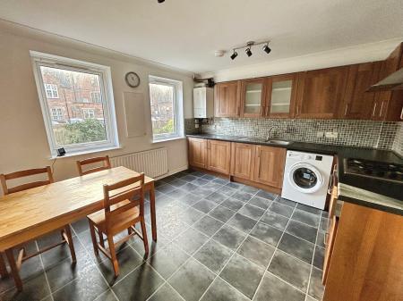 2 bedroom Town house to let in College Mews, Derby, DE1