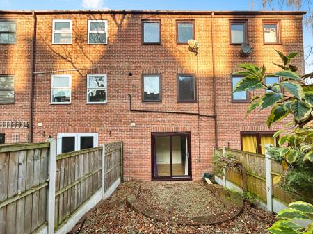 2 bedroom Town house to let in College Mews, Derby, DE1