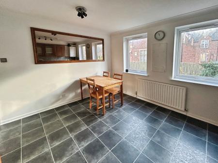 2 bedroom Town house to let in College Mews, Derby, DE1