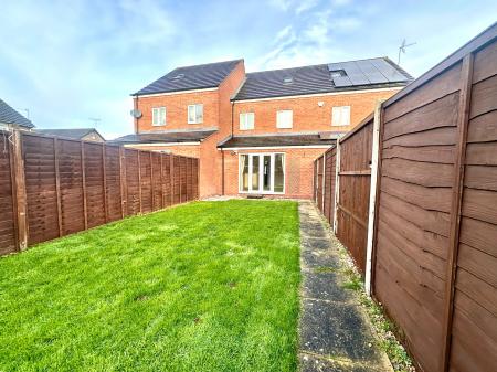 4 bedroom Town house to let in Brightwater Close, Shelton Lock, Derby, DE24