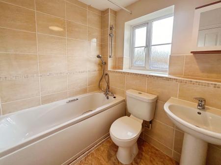 4 bedroom Town house to let in Brightwater Close, Shelton Lock, Derby, DE24