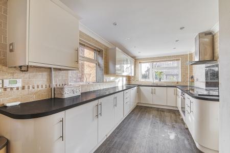 4 bedroom Detached house for sale in Latham Close, Burton on Trent, DE15