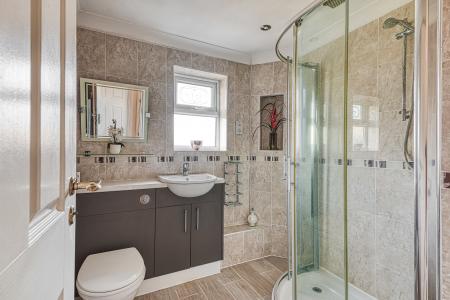 4 bedroom Detached house for sale in Latham Close, Burton on Trent, DE15