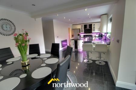 5 bedroom Detached house to let in Fountains Close, Kirk Sandall, Doncaster, DN3