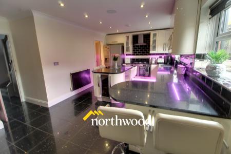 5 bedroom Detached house to let in Fountains Close, Kirk Sandall, Doncaster, DN3