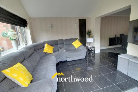 5 bedroom Detached house to let in Fountains Close, Kirk Sandall, Doncaster, DN3