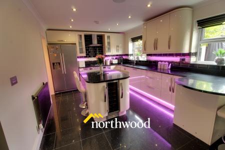 5 bedroom Detached house to let in Fountains Close, Kirk Sandall, Doncaster, DN3