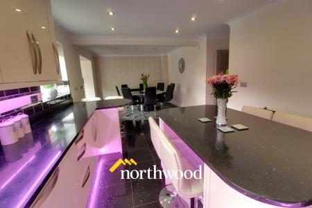 5 bedroom Detached house to let in Fountains Close, Kirk Sandall, Doncaster, DN3