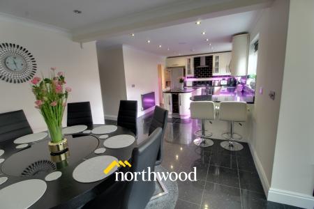 5 bedroom Detached house to let in Fountains Close, Kirk Sandall, Doncaster, DN3