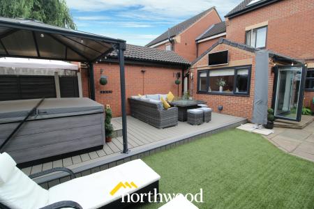 5 bedroom Detached house to let in Fountains Close, Kirk Sandall, Doncaster, DN3