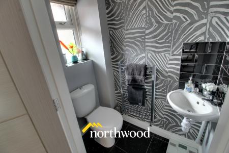 5 bedroom Detached house to let in Fountains Close, Kirk Sandall, Doncaster, DN3