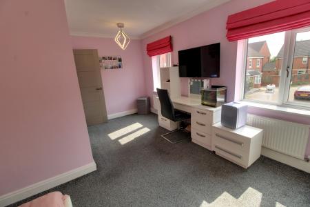 5 bedroom Detached house to let in Fountains Close, Kirk Sandall, Doncaster, DN3