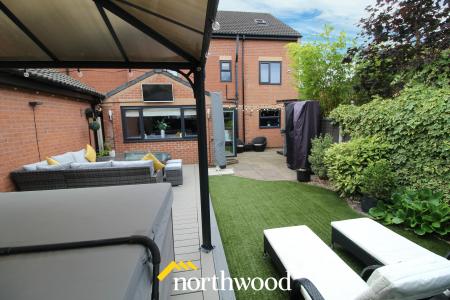 5 bedroom Detached house to let in Fountains Close, Kirk Sandall, Doncaster, DN3