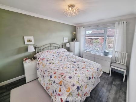 2 bedroom Semi-detached bungalow for sale in Ash Dale Road, Warmsworth, Doncaster, DN4