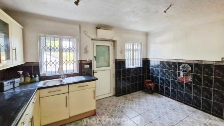 3 bedroom Semi-detached house for sale in Briar Road, Skellow, Doncaster, DN6