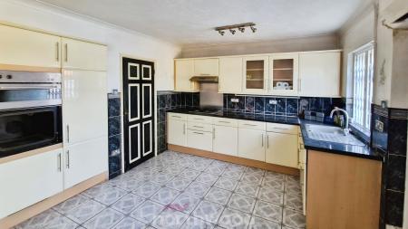3 bedroom Semi-detached house for sale in Briar Road, Skellow, Doncaster, DN6