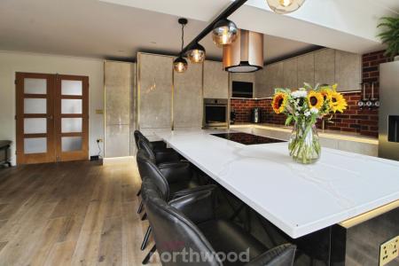 5 bedroom Detached house for sale in Checkstone Avenue, Bessacarr, Doncaster, DN4