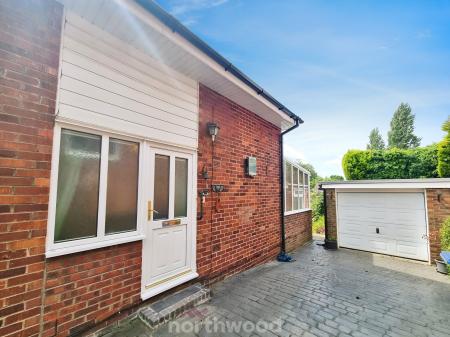 2 bedroom Detached house for sale in Riverside Drive, Sprotbrough, Doncaster, DN5
