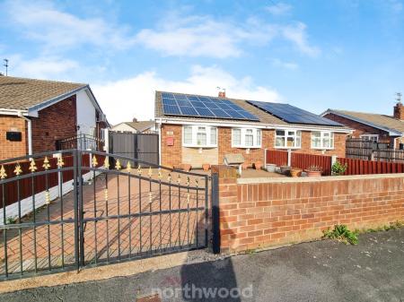 2 bedroom Semi-detached bungalow for sale in Moorfield Drive, Armthorpe, Doncaster, DN3