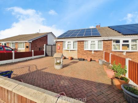 2 bedroom Semi-detached bungalow for sale in Moorfield Drive, Armthorpe, Doncaster, DN3