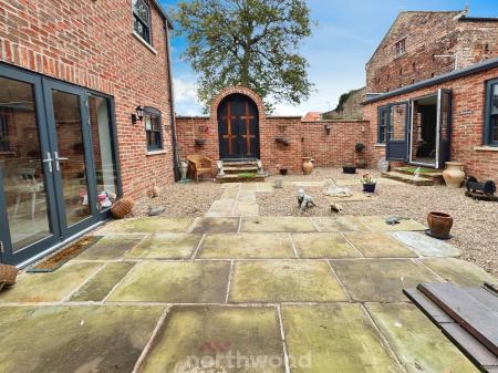 4 bedroom Character Property for sale in Bridge Street, Thorne, Doncaster, DN8