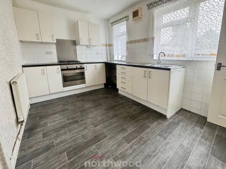 2 bedroom Semi-detached house for sale in Chestnut Avenue, Thorne, Doncaster, DN8