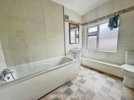 2 bedroom Semi-detached house for sale in Chestnut Avenue, Thorne, Doncaster, DN8