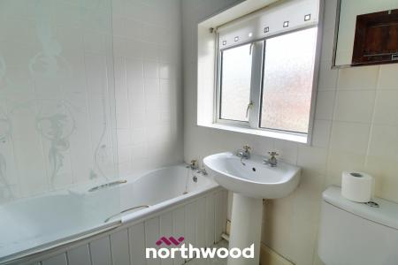 3 bedroom Semi-detached house to let in Wellington Grove, Bentley, Doncaster, DN5