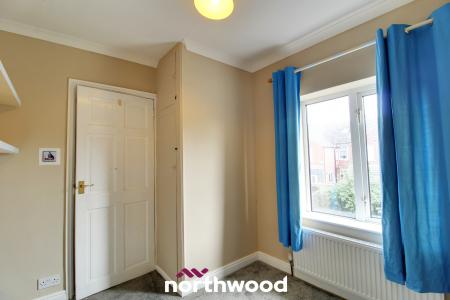 3 bedroom Semi-detached house to let in Wellington Grove, Bentley, Doncaster, DN5