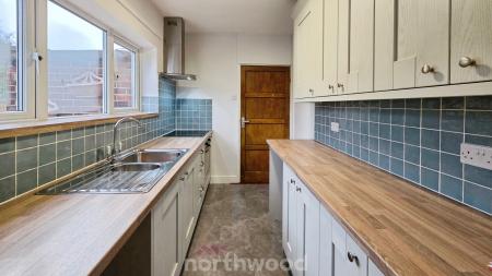 3 bedroom Semi-detached house to let in Edward Road, Carcroft, Doncaster, DN6