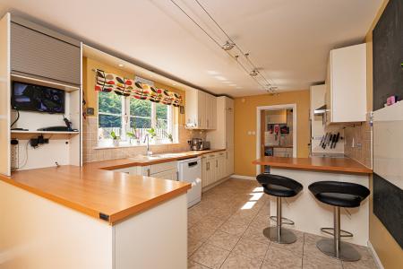 5 bedroom Detached house for sale in Burnbank Meadows, Kinross, KY13