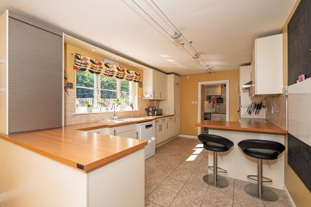 5 bedroom Detached house for sale in Burnbank Meadows, Kinross, KY13