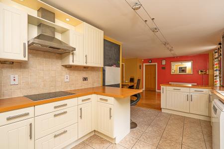 5 bedroom Detached house for sale in Burnbank Meadows, Kinross, KY13