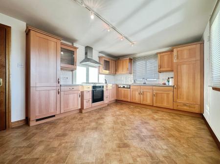 2 bedroom Flat to let in Bader Square, Broughty Ferry, Dundee, DD5