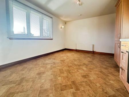 2 bedroom Flat to let in Bader Square, Broughty Ferry, Dundee, DD5