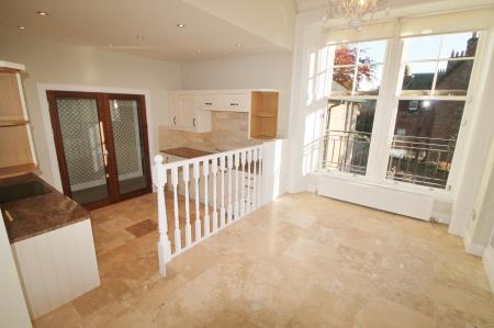 3 bedroom Flat to let in Perth Road, Dundee, DD2