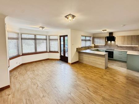 3 bedroom Detached house to let in Kingsway, Dundee, DD3