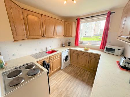 2 bedroom Flat to let in Charleston Drive, Dundee, DD2